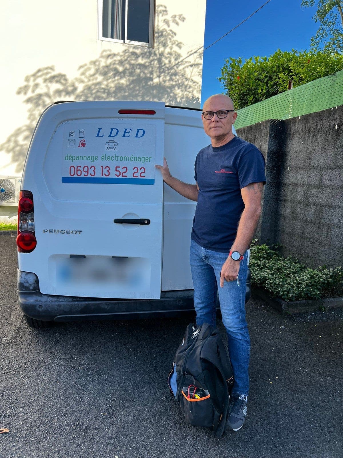 Rito, technicien Fix Ma Panne, devant son camion de dépannage LDED à La Réunion
